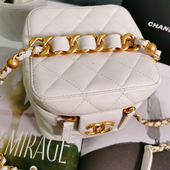 Chanel Chain Bar Vanity with Chain 22S Quilted Calfskin Small - Picture 2 of 9